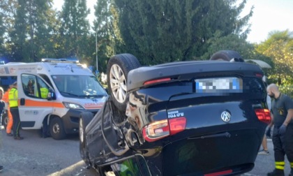 Scontro tra auto, una si ribalta