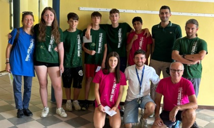 15 giovani imbiancano la scuola media, grazie a Living Land