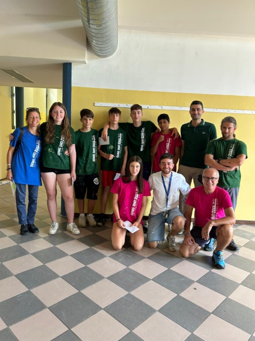 15 giovani imbiancano la scuola media, grazie a Living Land