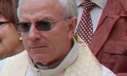 Addio a don Andrea, il prete cugino di Berlusconi