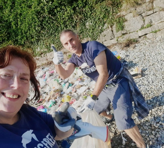 Degrado alla spiaggia libera: i volontari di Plastic Free raccolgono 350 kg di rifiuti