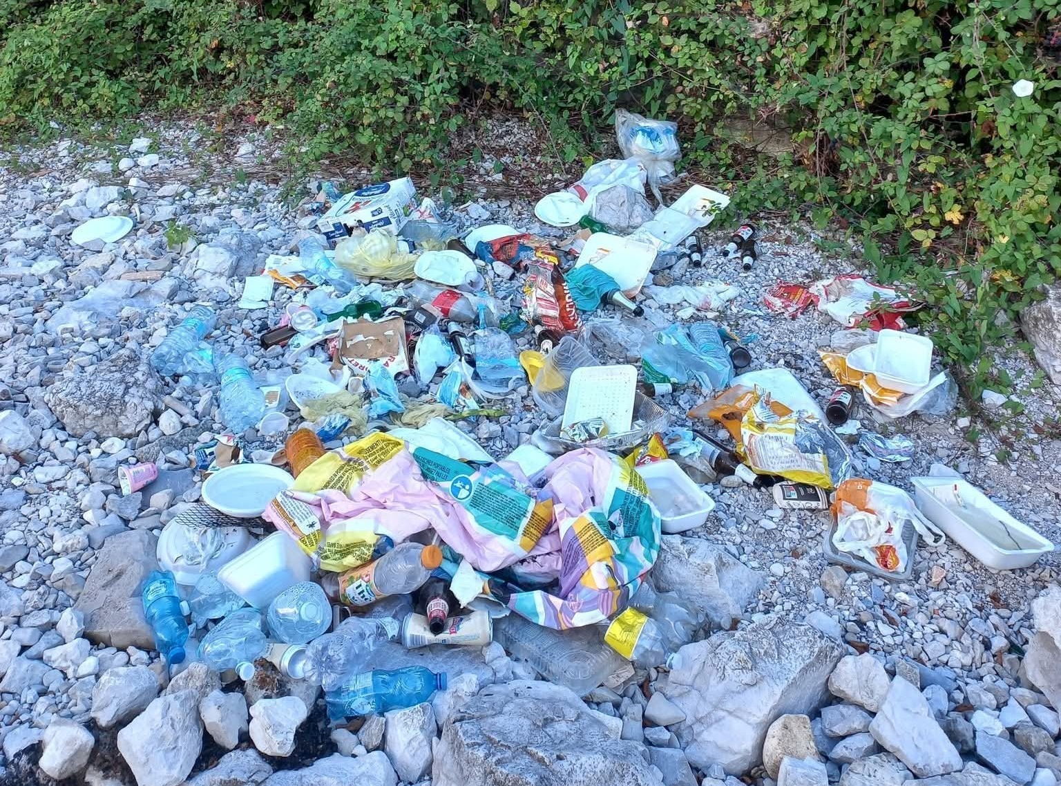 volontari plastic free a valbrona spiaggia (4)