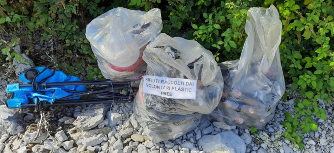 Volontariato ambientale sulle spiagge del lago