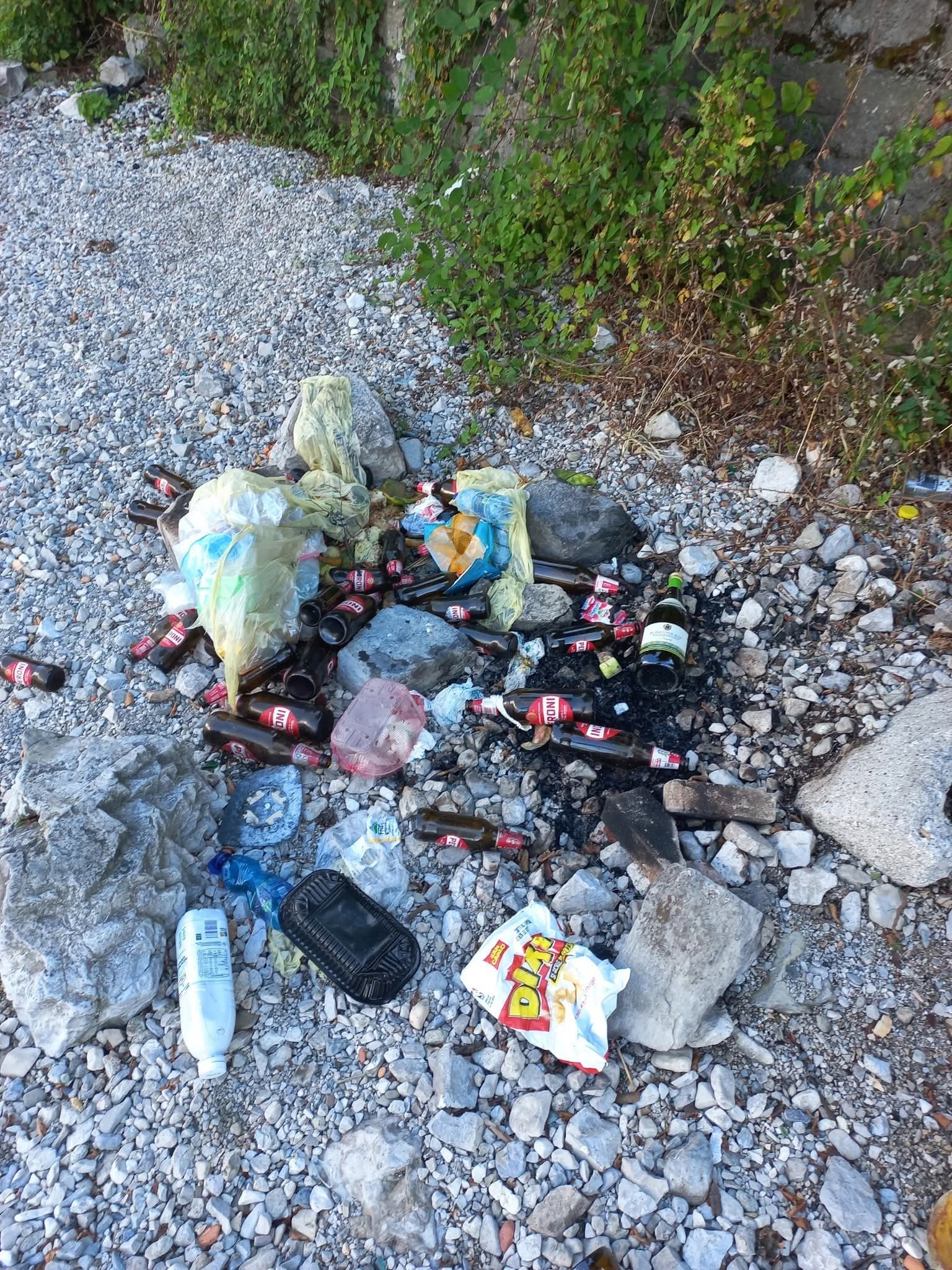 volontari plastic free a valbrona spiaggia (7)