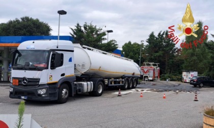 Autocisterna perde benzina in strada: intervengono i Vigili del fuoco