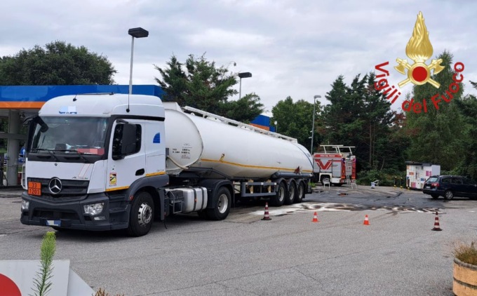 Autocisterna perde benzina in strada: intervengono i Vigili del fuoco