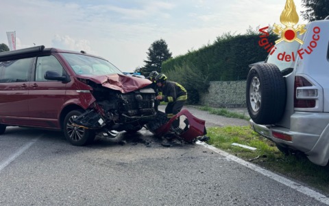 Incidente tra due auto: soccorse tre persone