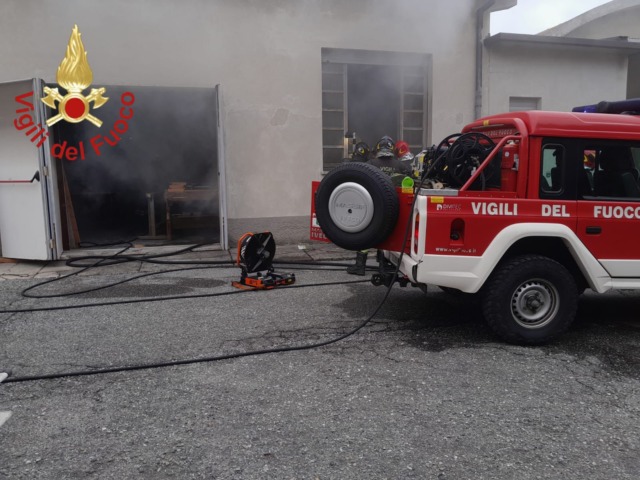 Incendio in falegnameria: in fiamme un macchinario