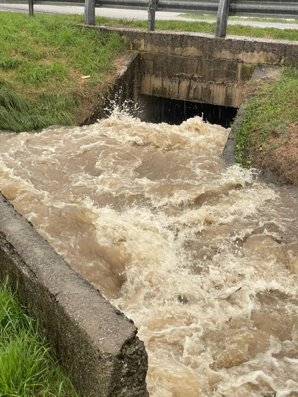 Maltempo: esonda la roggia, strade allagate