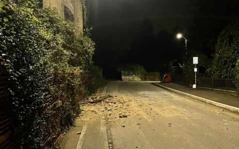 Maltempo, cadono calcinacci dalle case: strada chiusa