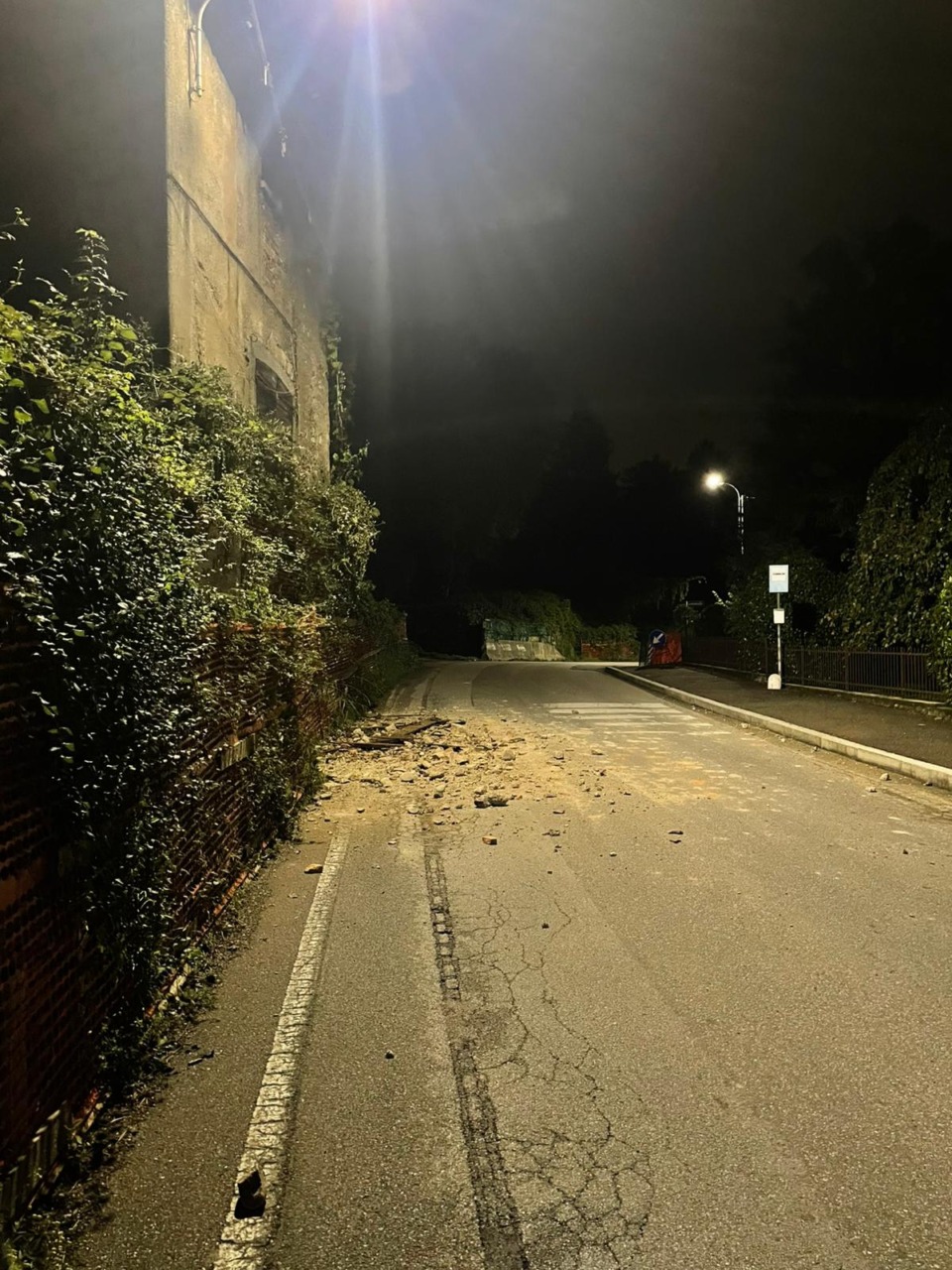 Maltempo, cadono calcinacci dalle case: strada chiusa