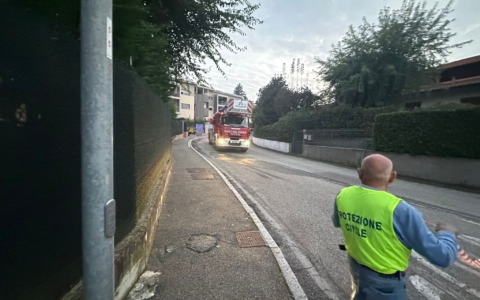 Incendio in via Rosselli, nuovo focolaio: intervengono i Vigili del fuoco