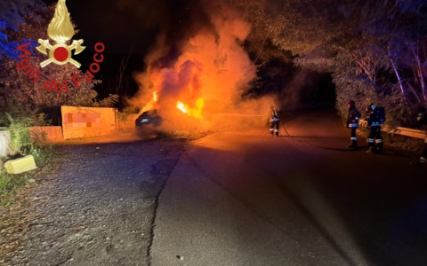 L’auto esce fuori strada e poi prende fuoco