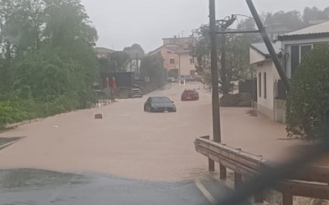 L’allarme del Comune: “Non scendete nei piani seminterrati, spostatevi ai piani alti”