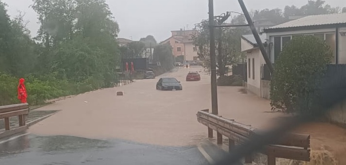 L’allarme del Comune: “Non scendete nei piani seminterrati, spostatevi ai piani alti”
