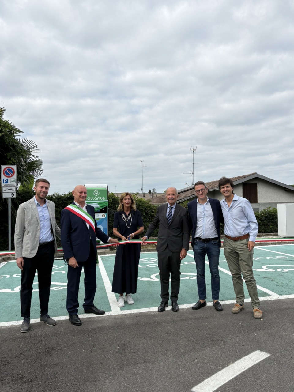 Appiano Gentile, inaugurate due nuove colonnine di ricarica per veicoli elettrici