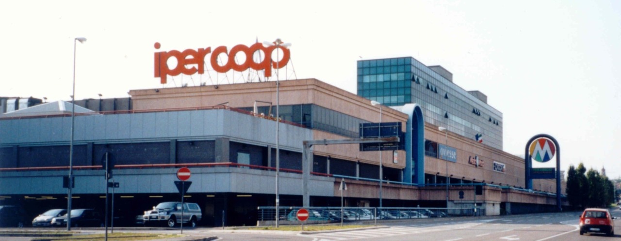 Furto al centro commerciale: i ladri arrivano dal tetto