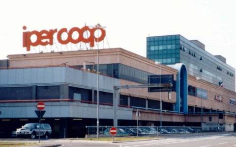 Furto al centro commerciale: i ladri arrivano dal tetto