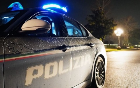Picchiano e insultano un agente per opporsi ai controlli: un arrestato e quattro denunciati