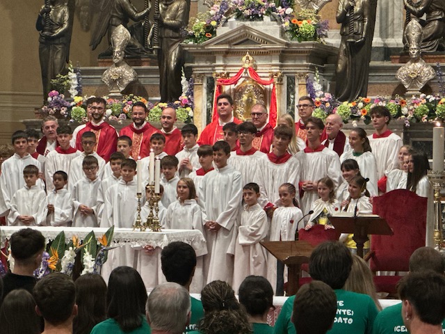 Lacrime di gratitudine salutando il vicario che lascia la comunità parrocchiale