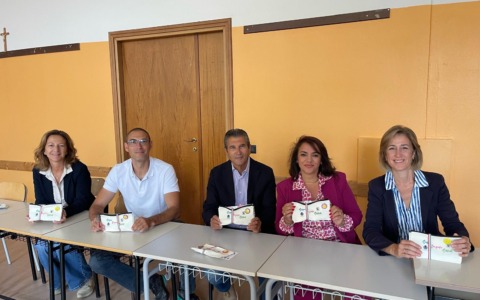 Regali di buon inizio anno scolastico, la Giunta si autotassa