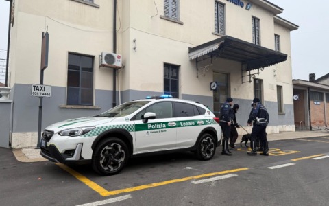 Fermano due uomini per un controllo e tentano la fuga: fermato un 18enne