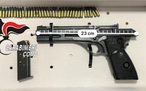 Controlli dei Carabinieri nelle fabbriche dismesse: rinvenuta una pistola