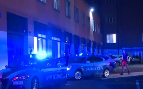 Litigano animatamente, gli agenti li dividono e vengono minacciati: denunciata una 35enne