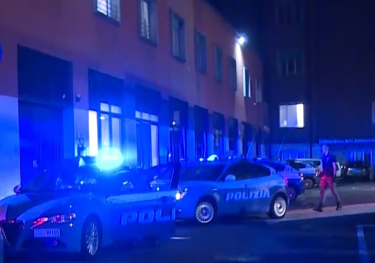 Litigano animatamente, gli agenti li dividono e vengono minacciati: denunciata una 35enne