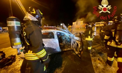 Auto in fiamme nel parcheggio dell’autogrill a Cadorago