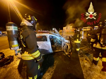 Auto in fiamme nel parcheggio dell’autogrill a Cadorago