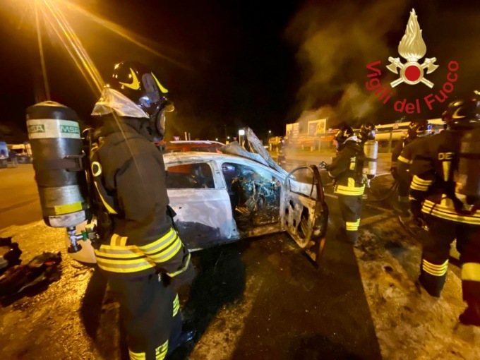 Auto in fiamme nel parcheggio dell’autogrill a Cadorago