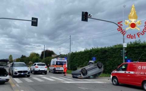 Incidente stradale tra due auto, una si ribalta