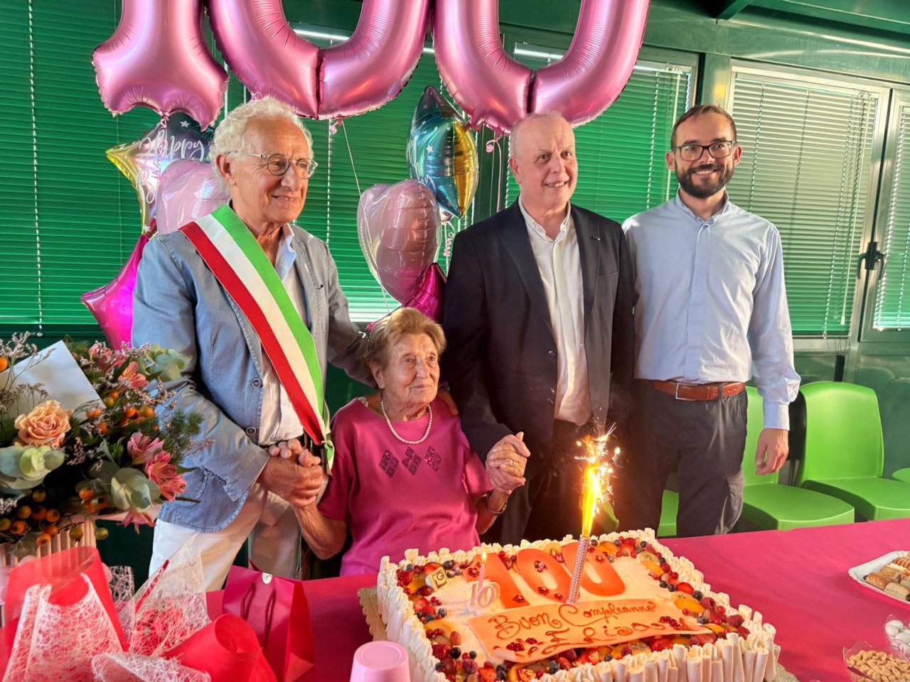 Cento anni per Elisa, la grande festa al centro anziani