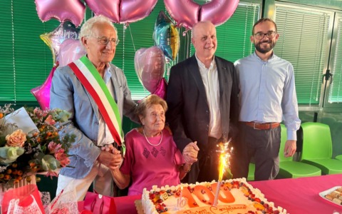 Cento anni per Elisa, la grande festa al centro anziani