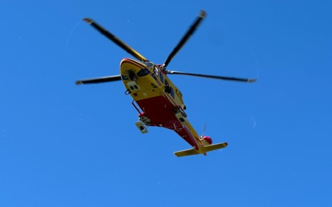 84enne travolta dal marito mentre fa manovra con l’auto
