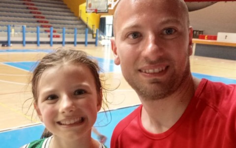Cecilia è ipovedente, ma va a canestro con la sua squadra di baskin