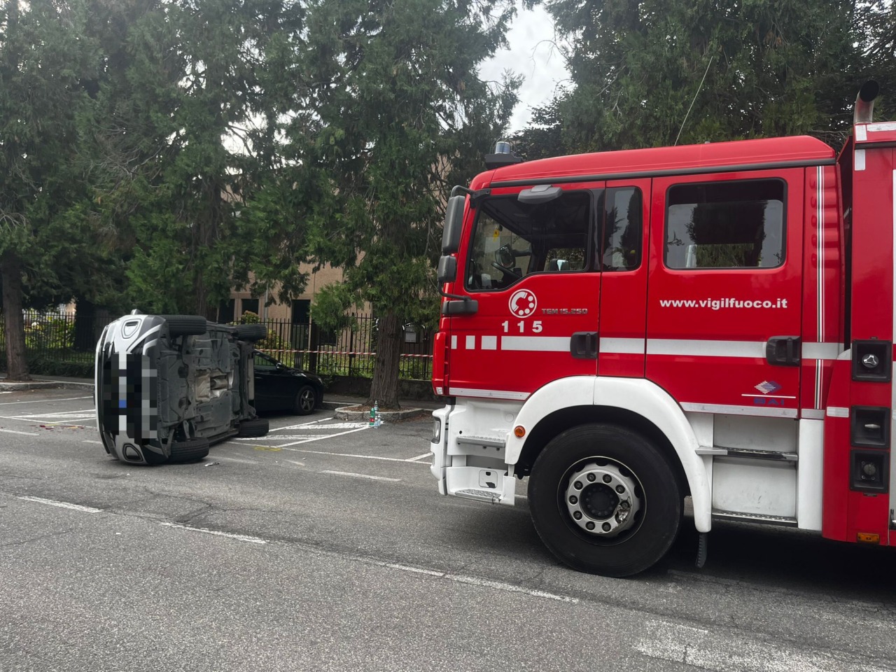 Incidente in via Kennedy: un’auto si ribalta