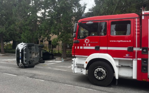 Incidente in via Kennedy: un’auto si ribalta