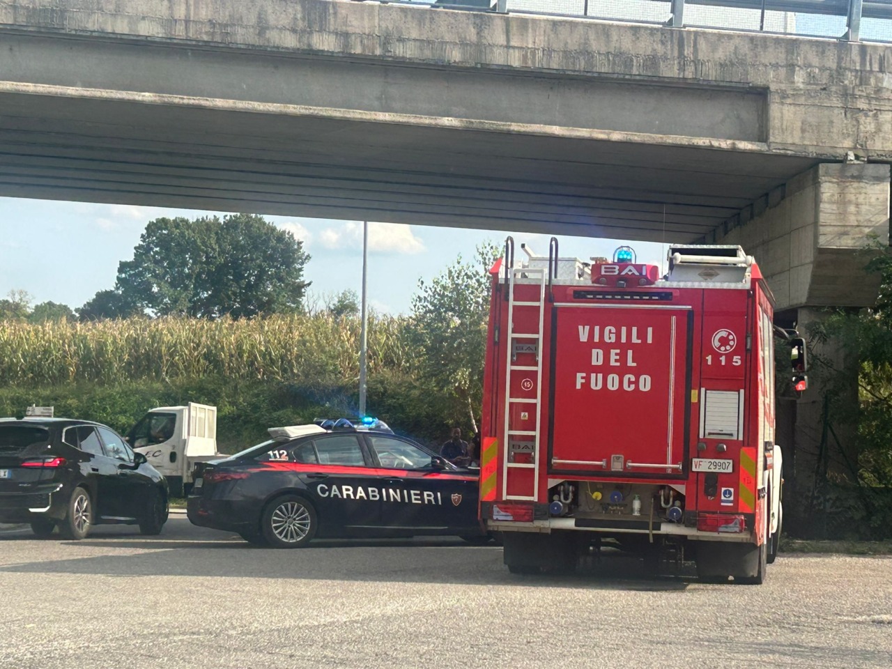 Auto finisce fuori strada: soccorsi due anziani