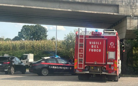 Auto finisce fuori strada: soccorsi due anziani