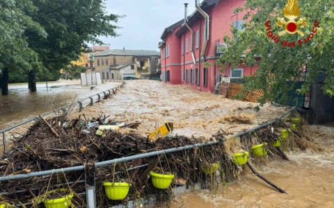 Maltempo, a Cabiate persone bloccate ai piani alti delle abitazioni