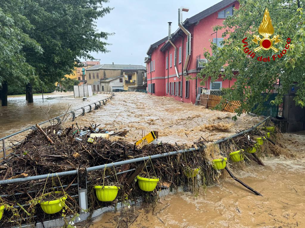 Maltempo, a Cabiate persone bloccate ai piani alti delle abitazioni
