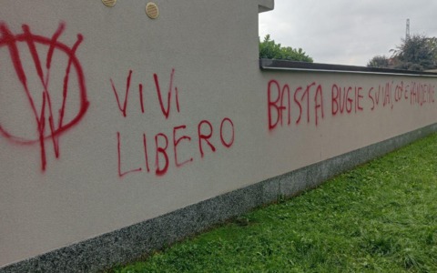 Raid no vax a Novedrate: scritte sui muri del cimitero