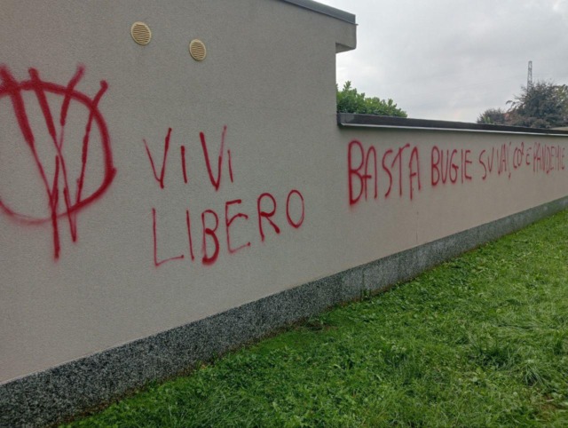 Raid no vax a Novedrate: scritte sui muri del cimitero