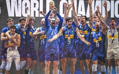 Da Bizzarone ai Mondiali di pallavolo: Simone Anzani è sul tetto del mondo, di nuovo