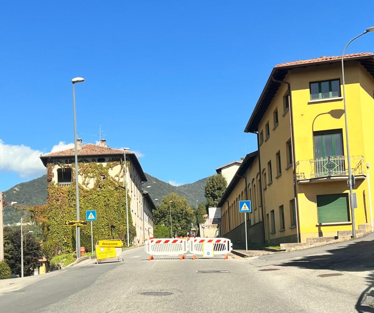 Crolla un muro sulla Provinciale, strada chiusa