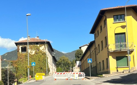 Crolla un muro sulla Provinciale, strada chiusa