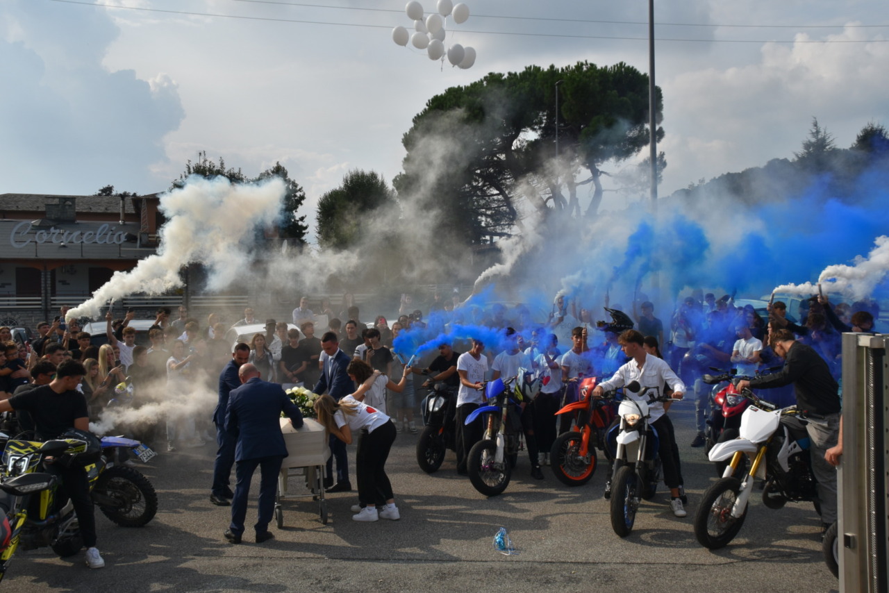 L’ultimo saluto a Fabio Crescitelli, il rombo delle moto per dirgli addio