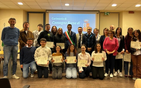 Borse di studio a 15 ragazzi e ragazze meritevoli